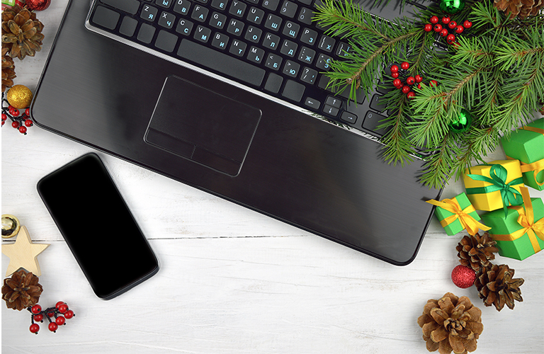 holiday-laptop-with-garland